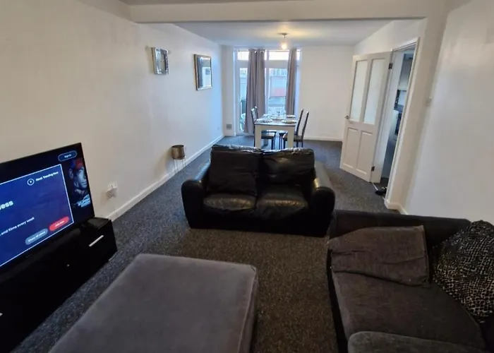 Comfy Three Bedroom House In Coventry