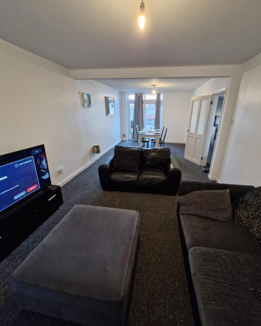 Comfy Three Bedroom House In Coventry * Exhall