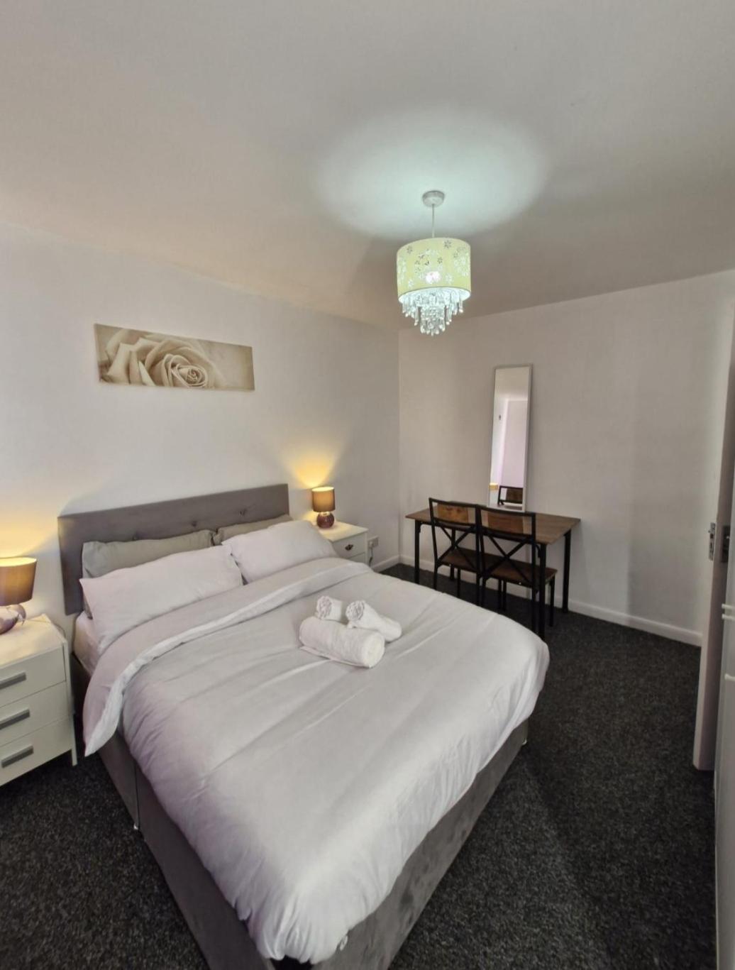 Comfy Three Bedroom House In Coventry