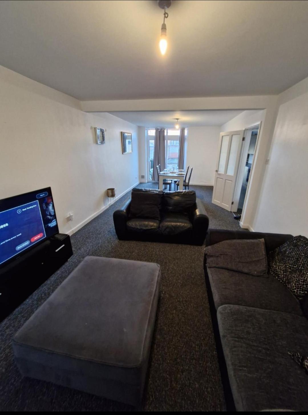 Comfy Three Bedroom House In Coventry Holiday home