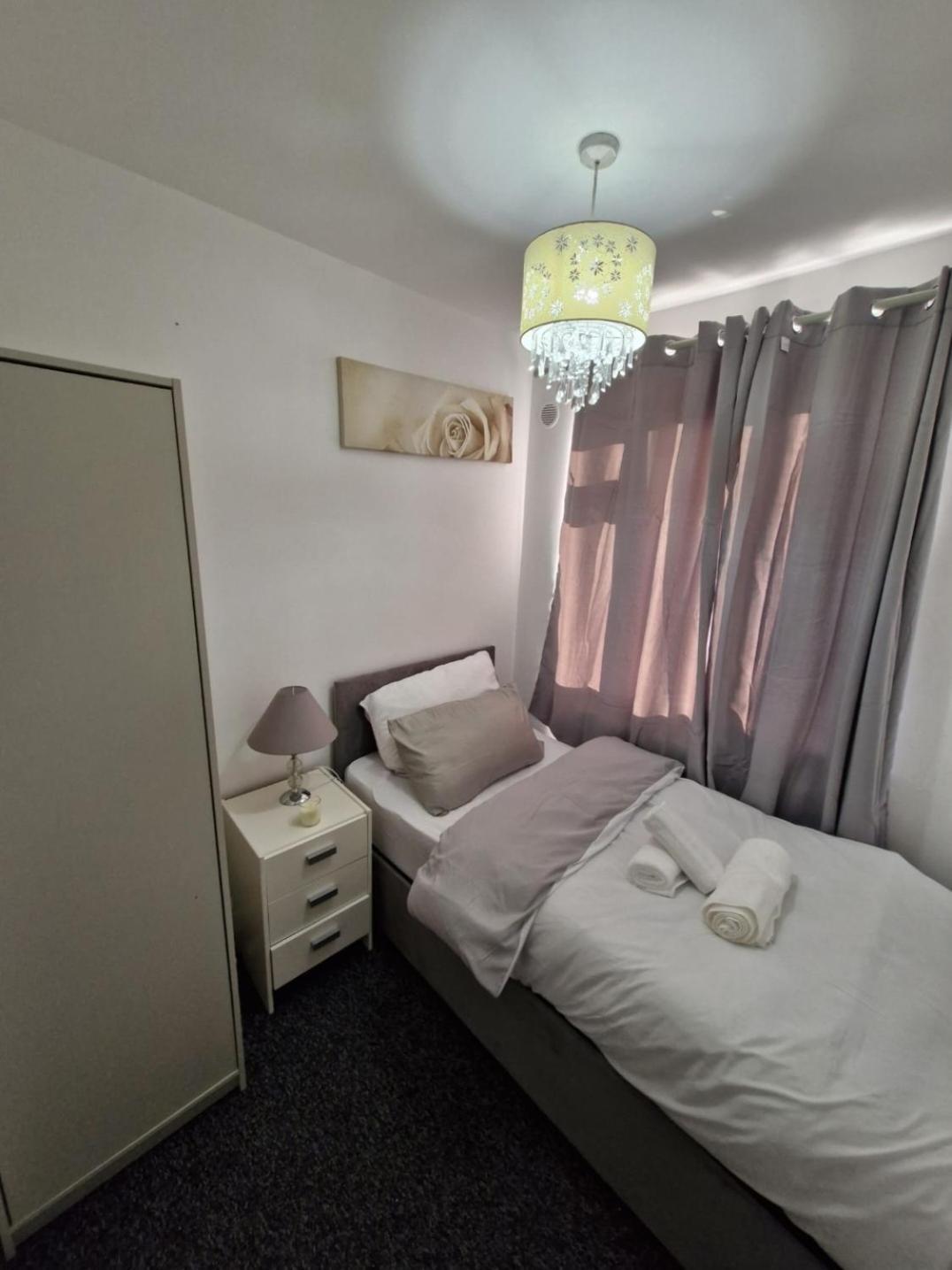 Holiday home Comfy Three Bedroom House In Coventry Exhall
